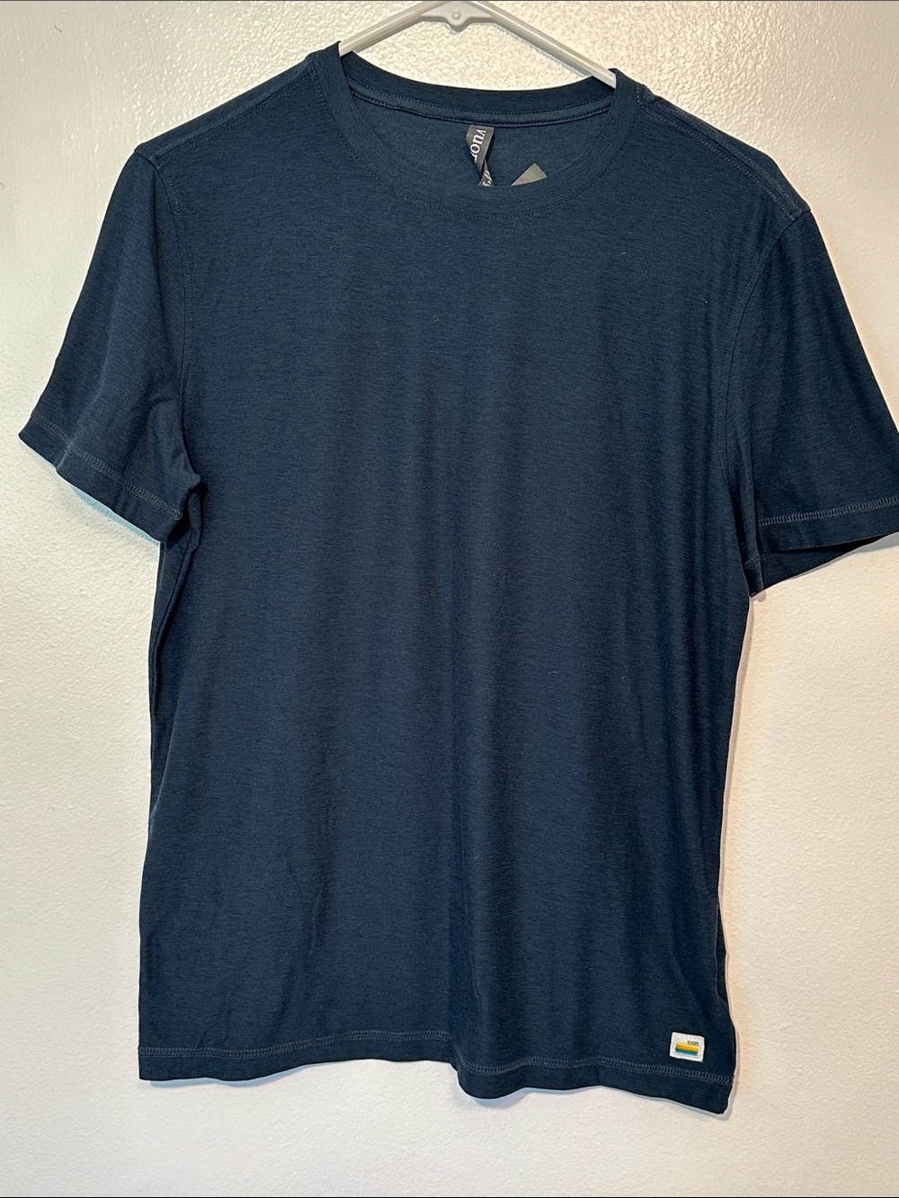 Vuori Men's Navy CrewNeck T-Shirt size small